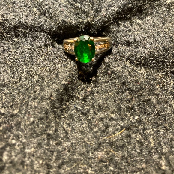 Costume ring beautiful yet simple - Picture 1 of 2